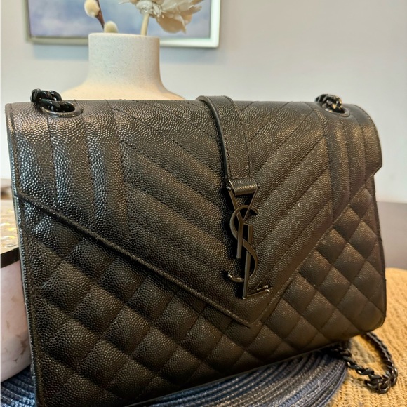 SAINT LAURENT Envelope medium quilted textured-leather shoulder bag - Picture 2 of 3